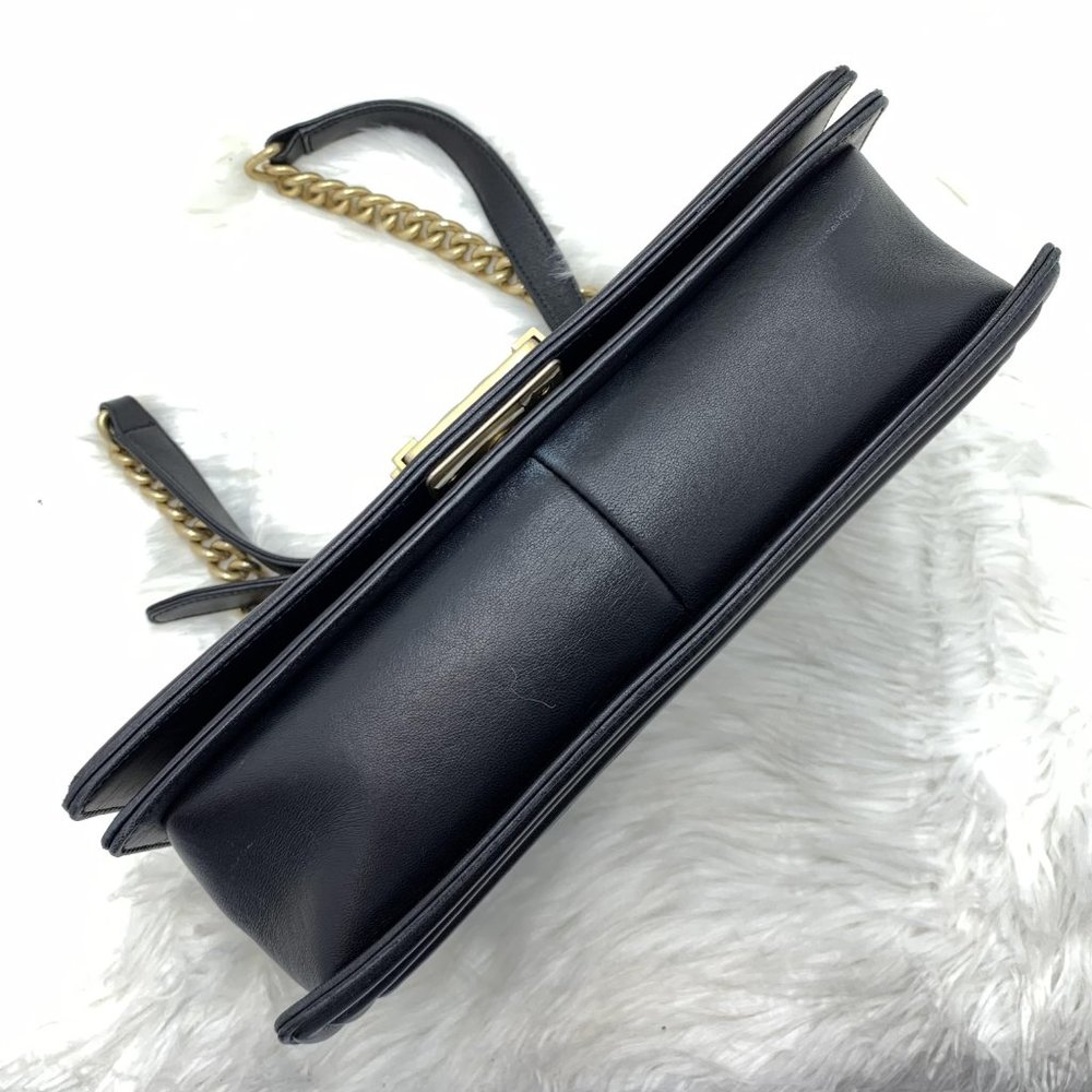 Chanel Black Medium Le Boy Bag Chevron - Picture 4 of 12